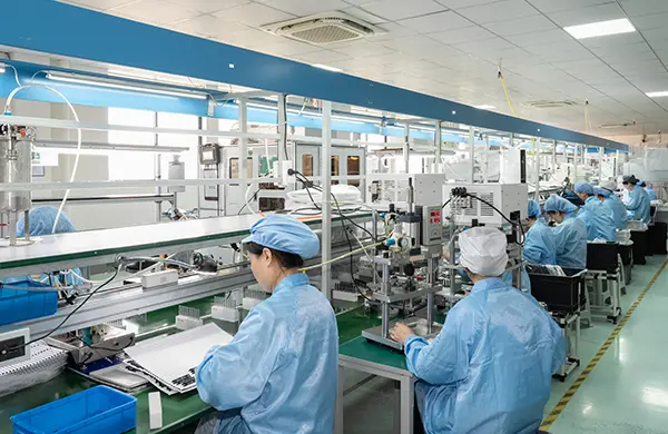 การดำเนินการประกอบสายการผลิตเครื่องสำอางของจีน